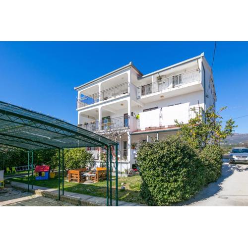 Apartments with a parking space Kastel Stafilic, Kastela - 21948