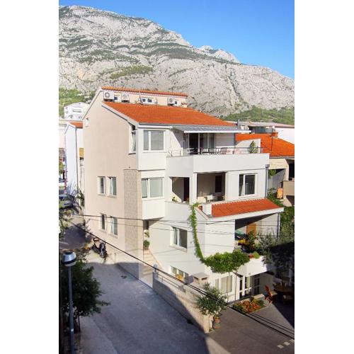 Apartments with a parking space Makarska - 20700