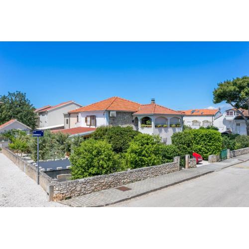Apartments with a parking space Mirca, Brac - 729