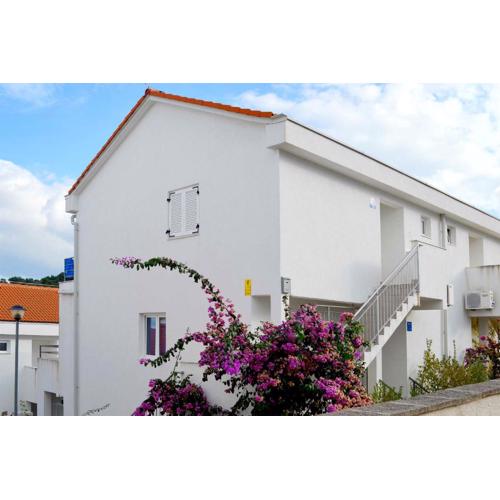 Apartments with a parking space Necujam, Solta - 5178