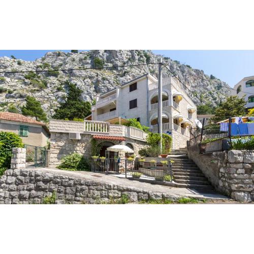 Apartments with a parking space Omis - 20787