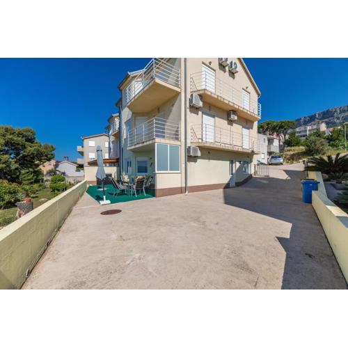 Apartments with a parking space Rat, Omis - 23882
