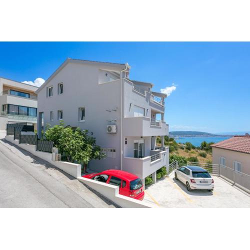 Apartments with a parking space Seget Donji, Trogir - 23273