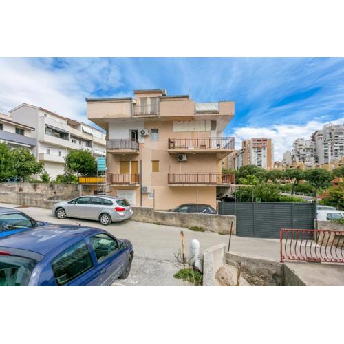 Apartments with a parking space Split - 22293