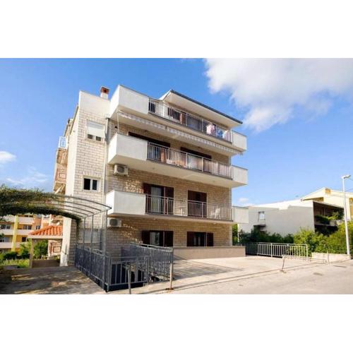 Apartments with a parking space Split - 22800