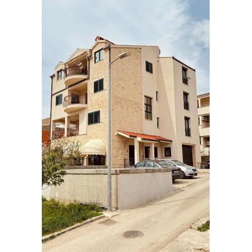 Apartments with a parking space Split - 23263