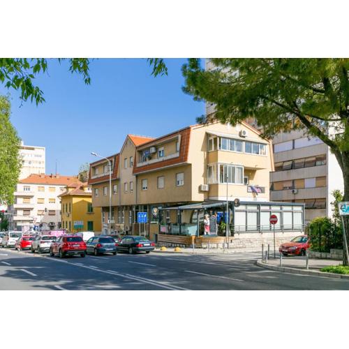 Apartments with a parking space Split - 24252