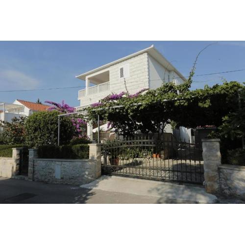 Apartments with a parking space Supetar, Brac - 23147