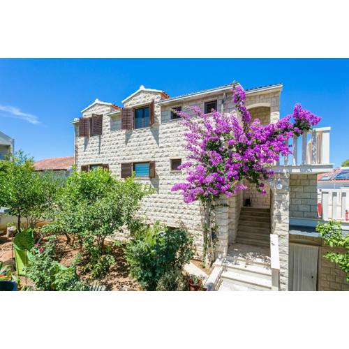 Apartments with a parking space Supetar, Brac - 5670