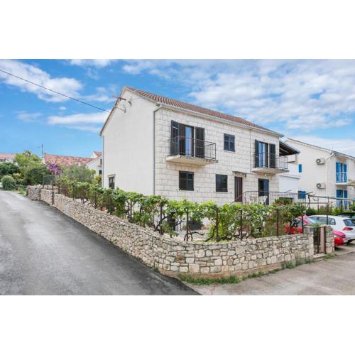 Apartments with a parking space Sutivan, Brac - 744