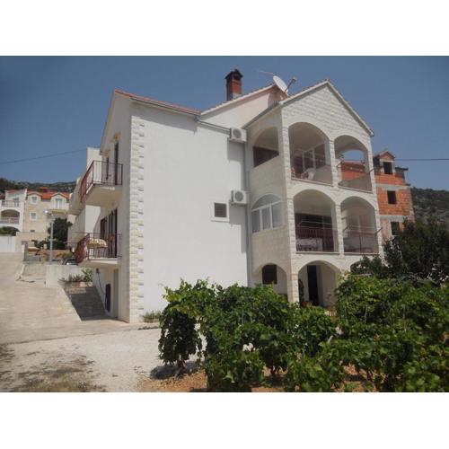 Apartments with parking spaces Bol, Brac - 2890