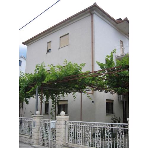 Apartments with parking spaces Kastel Stafilic, Kastela - 20662