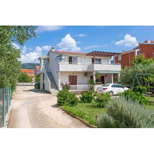 Apartments with parking spaces Kastel Stafilic, Kastela - 20843