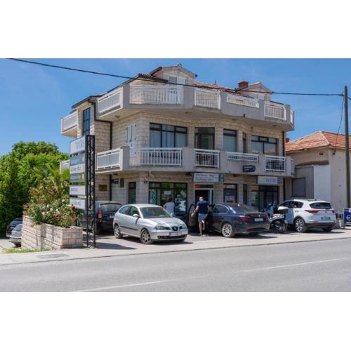 Apartments with parking spaces Kastel Stari, Kastela - 20978