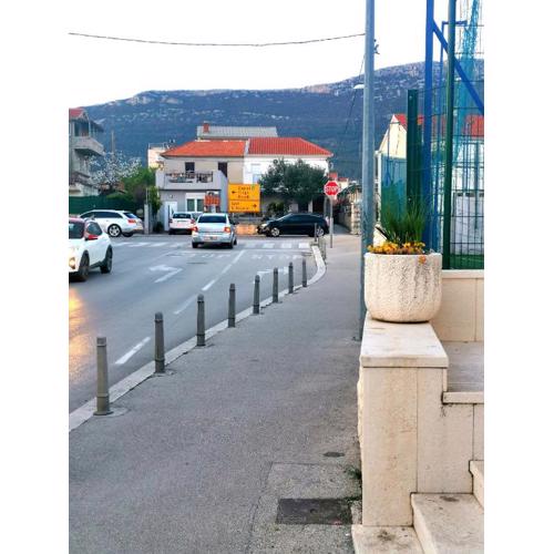 Apartments with parking spaces Kastel Stari, Kastela - 23053
