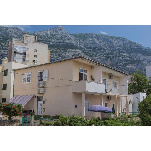 Apartments with parking spaces Makarska - 15375
