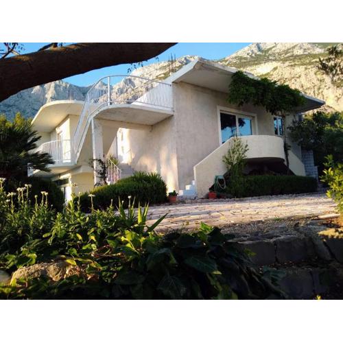 Apartments with parking spaces Makarska - 22490