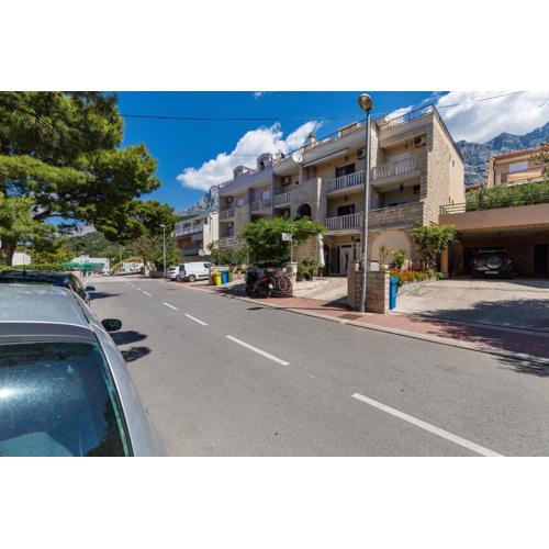 Apartments with parking spaces Makarska - 24562