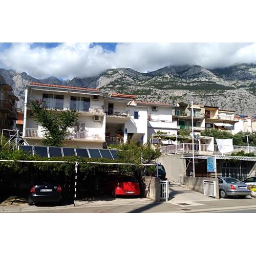 Apartments with parking spaces Makarska - 6784