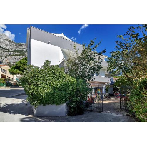 Apartments with parking spaces Makarska - 6909