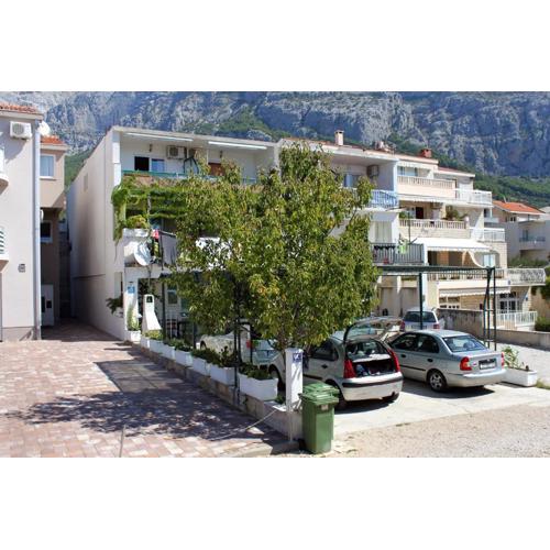Apartments with parking spaces Makarska - 9129
