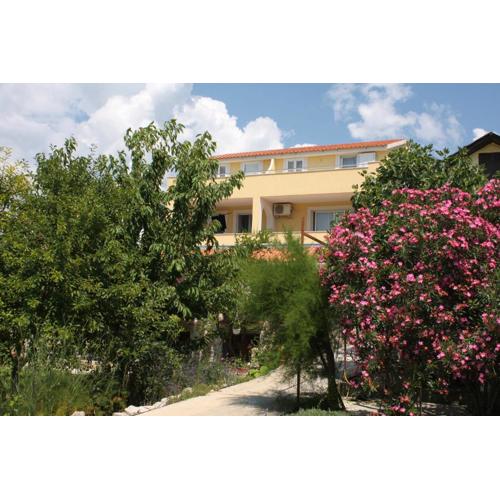 Apartments with parking spaces Murter - 5100