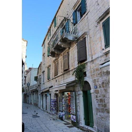 Apartments with parking spaces Omis - 19051