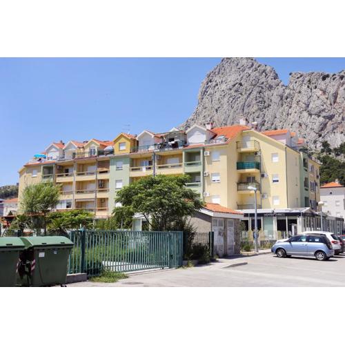 Apartments with parking spaces Omis - 21050