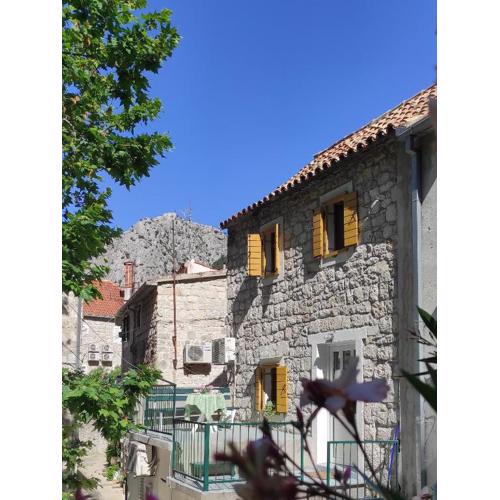 Apartments with parking spaces Omis - 21053