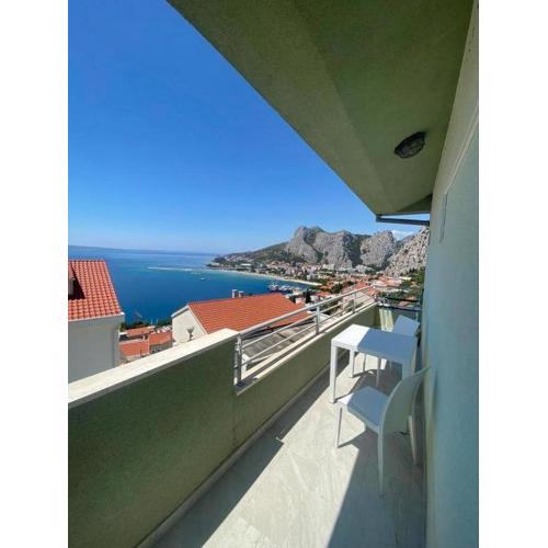 Apartments with parking spaces Omis - 21057