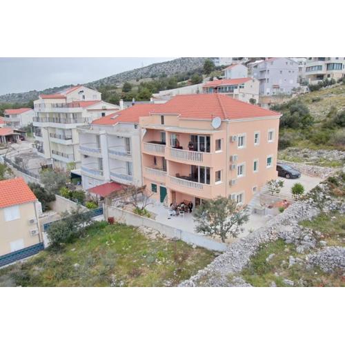 Apartments with parking spaces Seget Donji, Trogir - 12481