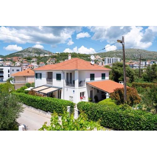 Apartments with parking spaces Seget Vranjica, Trogir - 23461