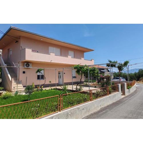 Apartments with parking spaces Slatine, Ciovo - 24699