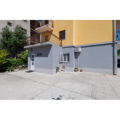 Apartments with parking spaces Split - 24631