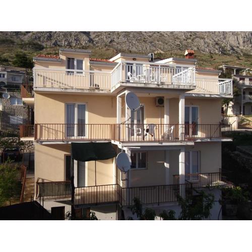 Apartments with parking spaces Stanici, Omis - 10360