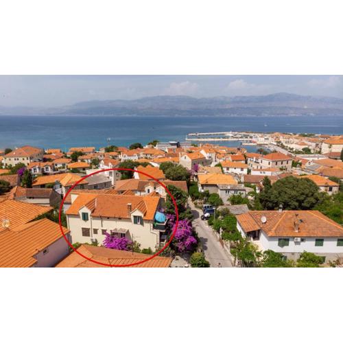 Apartments with parking spaces Supetar, Brac - 11278