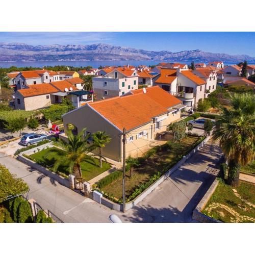 Apartments with parking spaces Supetar, Brac - 16294