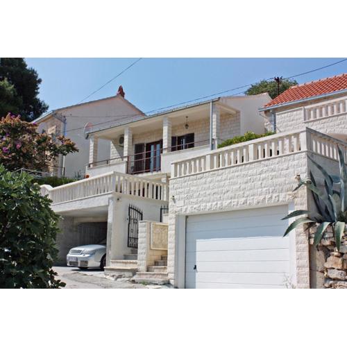 Apartments with parking spaces Sutivan, Brac - 2846