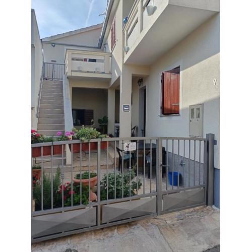 Apartments with parking spaces Sveti Filip i Jakov, Biograd - 23778