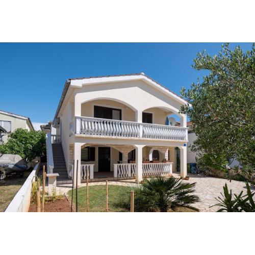 Apartments with parking spaces Vir - 20147