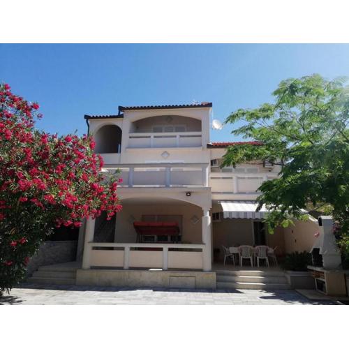 Apartments with parking spaces Vir - 20205