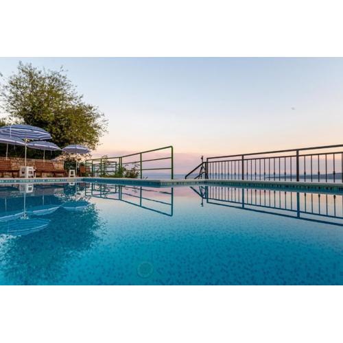 Apartments with pool Maraska
