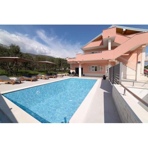 Apartments with swimming pools Kastel Stari, Kastela - 24273