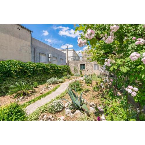 Apartments with WiFi Makarska - 23010