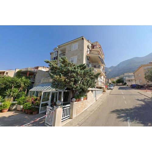 Apartments with WiFi Makarska - 24438