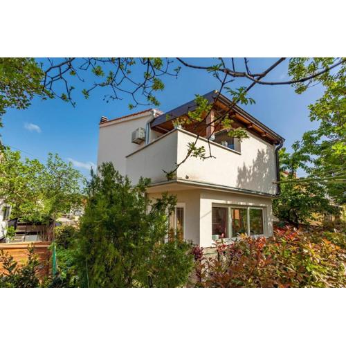 Apartments with WiFi Njivice, Krk - 21713