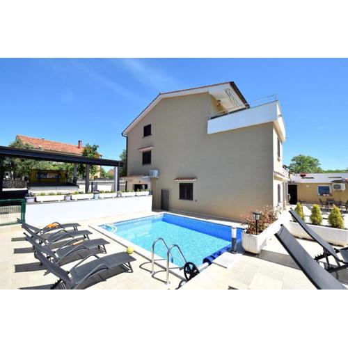 Apartments Zrinka