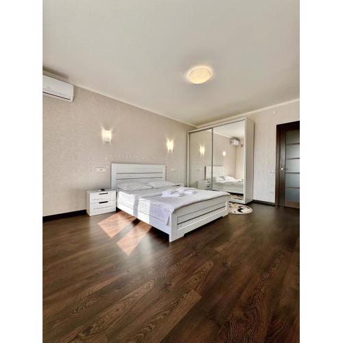 ApartPoltava СВІТЛІ просторі апартаменти 80м2 , 2-ОКРЕМІ кімнати, НОВОБУДОВА Центр ЧЕК банківський