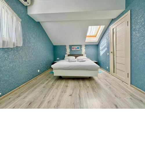 ApartPoltava Ексклюзивна МАНСАРДА з виходом на дах, НОВОБУДОВА, LED ДЗЕРКАЛО Корпусний парк