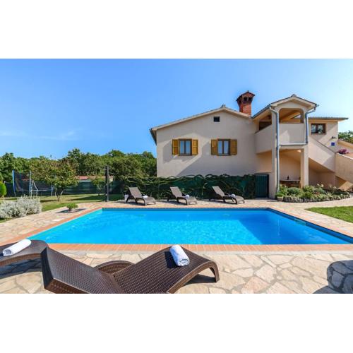 App Sadina with Private Pool and Garden